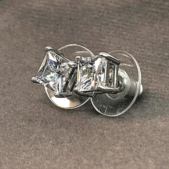 🔻5️⃣0️⃣% 💎 6MM AAA CUBIC ZIRCONIA PRINCESS CUT DIAMOND STUDS SILVER OVERLAY - Picture 4 of 4